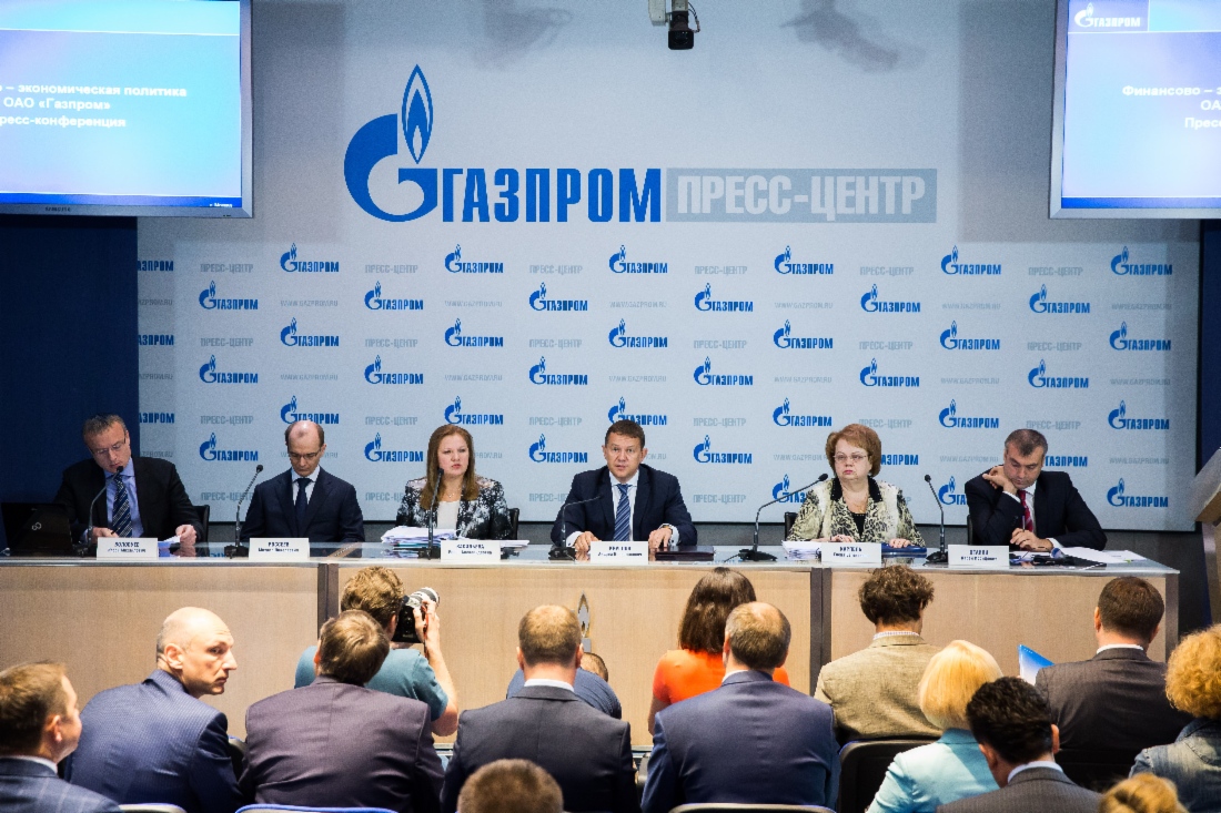 Während der Pressekonferenz zur Finanz- und Wirtschaftspolitik der OAO Gazprom 