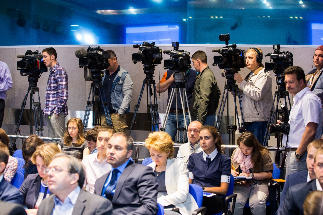 Während der Pressekonferenz zur Finanz- und Wirtschaftspolitik der OAO Gazprom