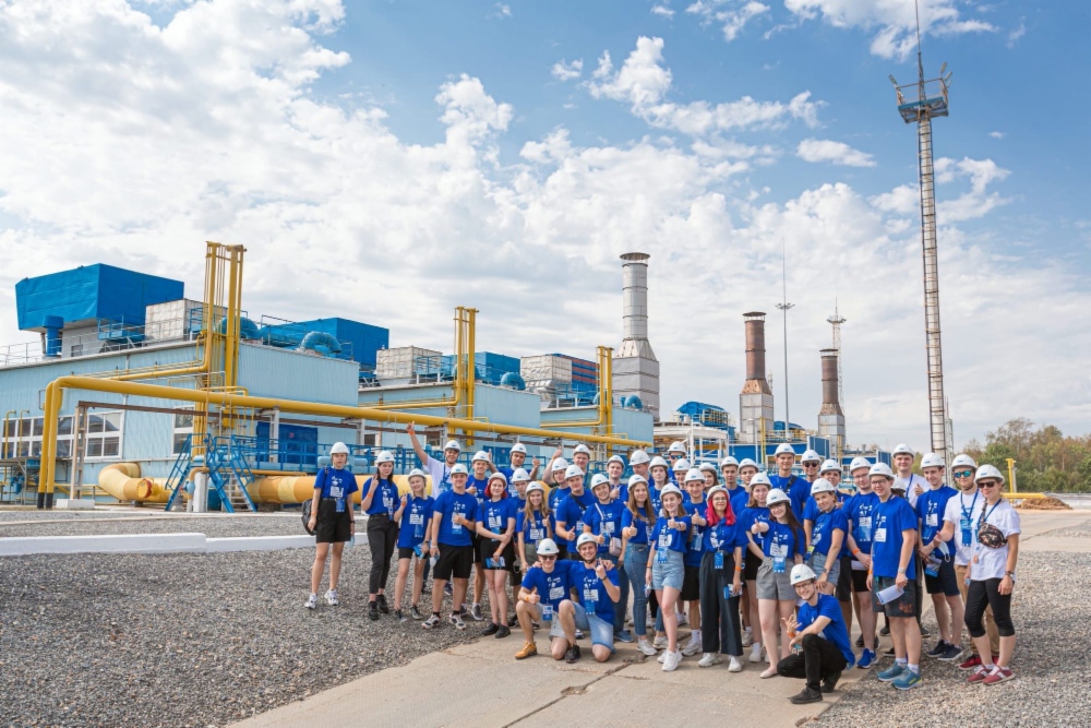 Teilnehmer des Treffens für Studierende des Gazprom-Ausbildungsprogramms beim Besuch in der Betriebsverwaltung Poljanskoje für Ferngasleitungen der Gazprom Transgaz Ufa