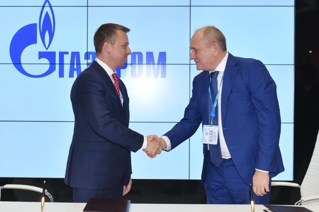 Im Rahmen des VII. Petersburger Internationalen Gasforums unterzeichneten der Exekutivdirektor für Geschäftsentwicklung und Kommerzialisierung des Staatskonzerns Roscosmos, Anton Zhiganov, und Vitaly Markelov eine Roadmap für die Entwicklung der Zusammenarbeit im Bereich der Importsubstitution