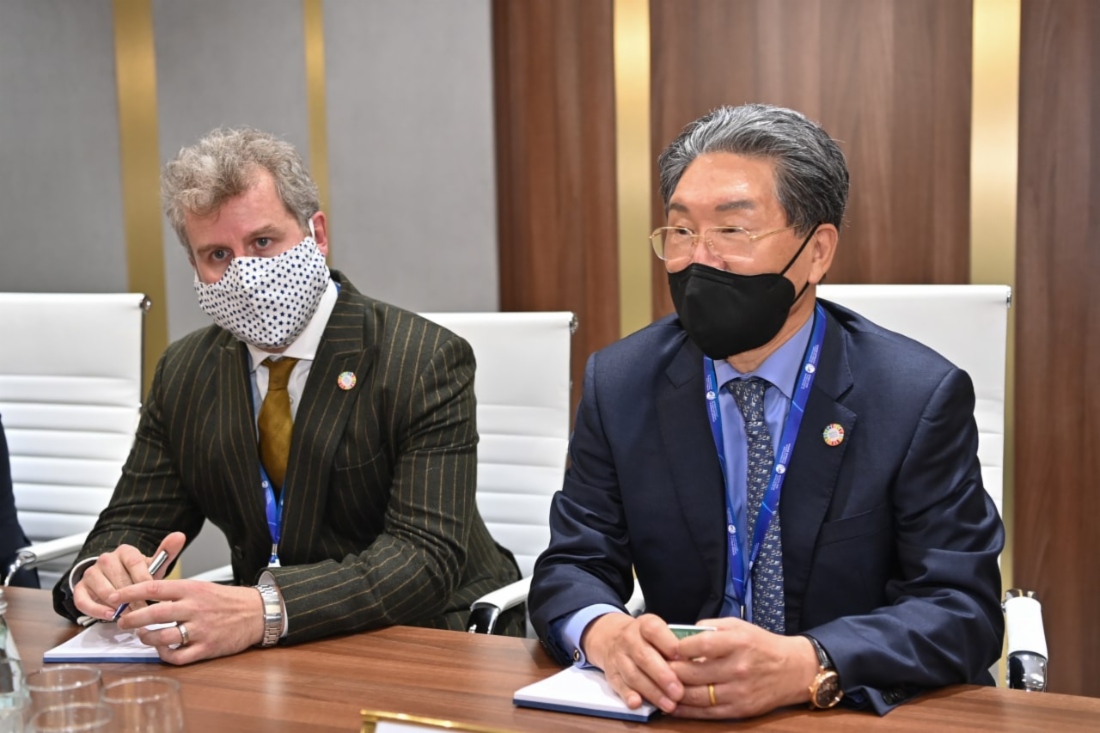 Joe M. Kang (rechts)