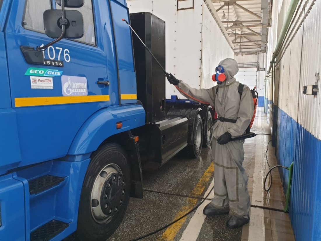 Lastkraftwagen des Unternehmens werden zusätzlich bearbeitet, um eine Verbreitung der Infektion zwischen den Betriebsgeländen zu verhindern