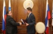 Vladimir Kovalchuk, Vorsitzender der Interregionalen Gewerkschaftsorganisation Gazprom Profsoyuz, und Alexey Miller unterzeichneten den Rahmenbetriebsvertrag