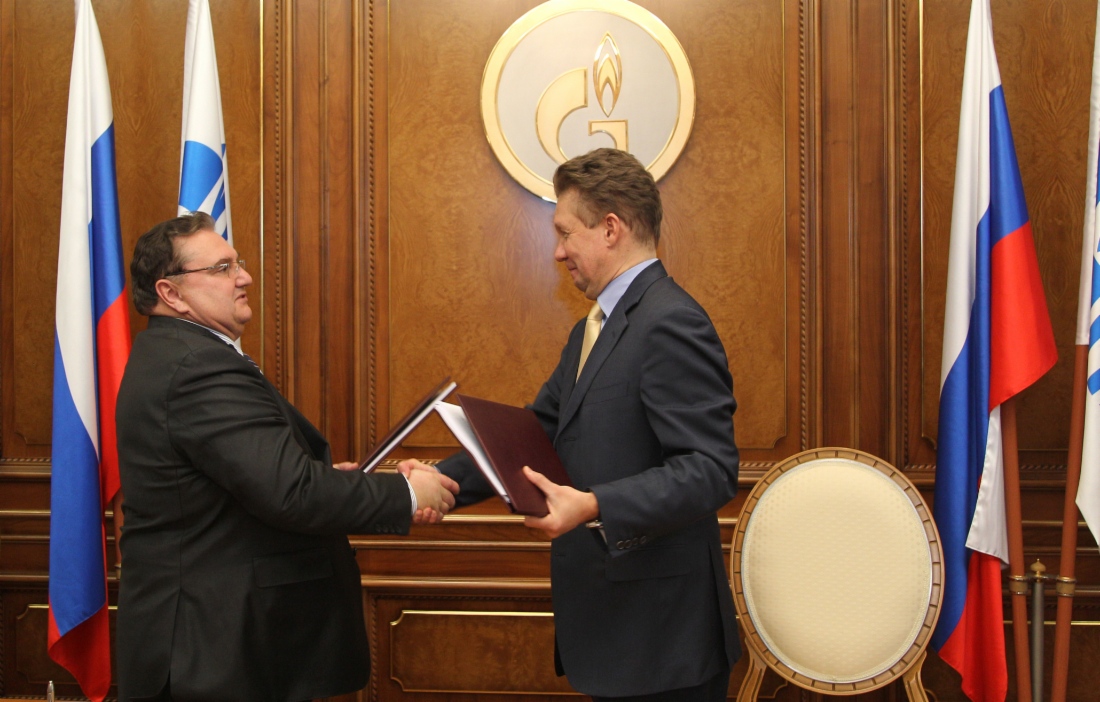 Vladimir Kovalchuk, Vorsitzender der Interregionalen Gewerkschaftsorganisation Gazprom Profsoyuz, und Alexey Miller unterzeichneten den Rahmenbetriebsvertrag