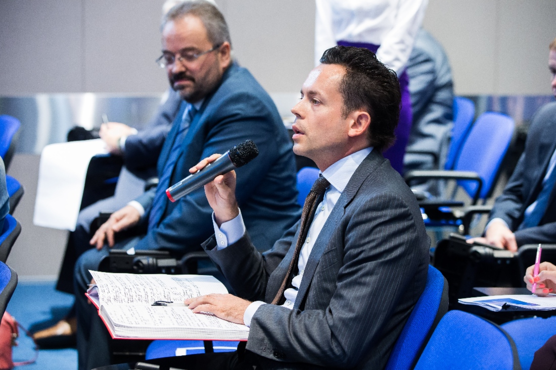 Während der Pressekonferenz zur Finanz- und Wirtschaftspolitik der OAO Gazprom