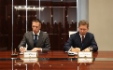 Der Vorstandsvorsitzende der PAO SIBUR Holding, Dmitry Konov, (im Namen der Gesellschaft Gaschemiekomplex Amur) und Alexey Miller unterzeichneten in Wladiwostok im Rahmen des V. Östlichen Wirtschaftsforums einen Vorvertrag
