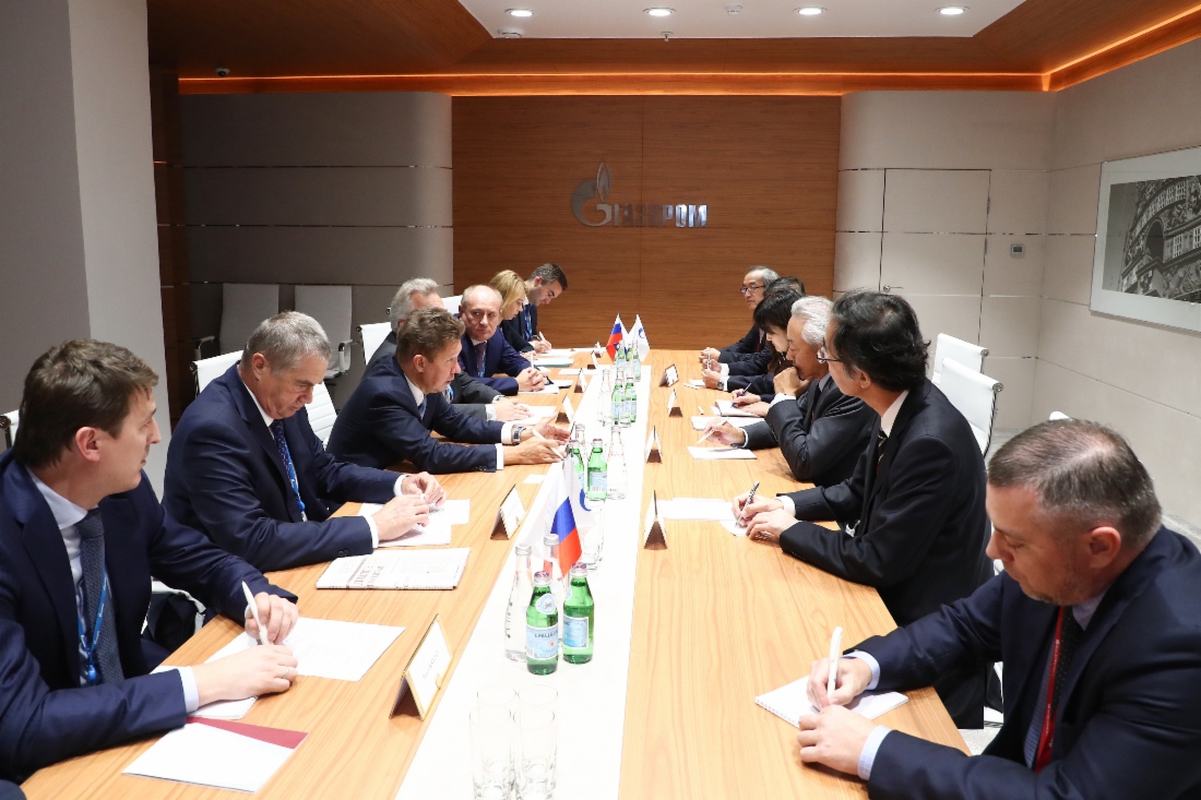 Arbeitstreffen zwischen Alexey Miller und dem CEO der Energy Business Group der Mitsubishi Corporation, Hidenori Takaoka, im Rahmen des IV. Östlichen Wirtschaftsforums in Wladiwostok
