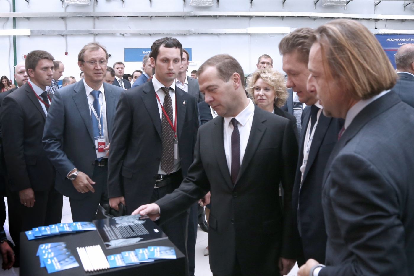 Ministerpräsident der Russischen Föderation Dmitry Medvedev (in der Mitte) besucht den Ausstellungsstand der Gazprom auf dem Forum