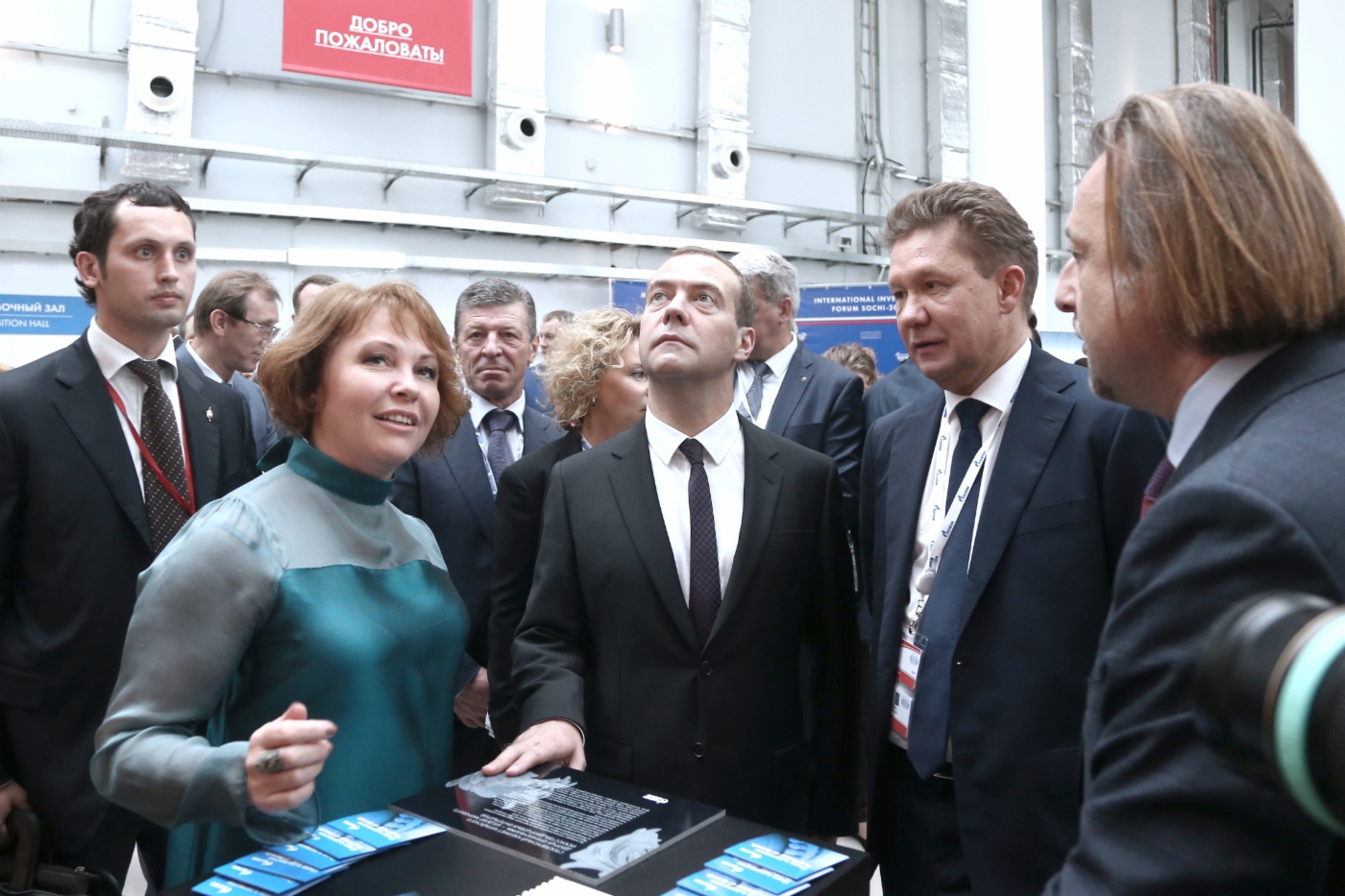 Dmitry Medvedev (in der Mitte) und Alexey Miller (zweiter von rechts)