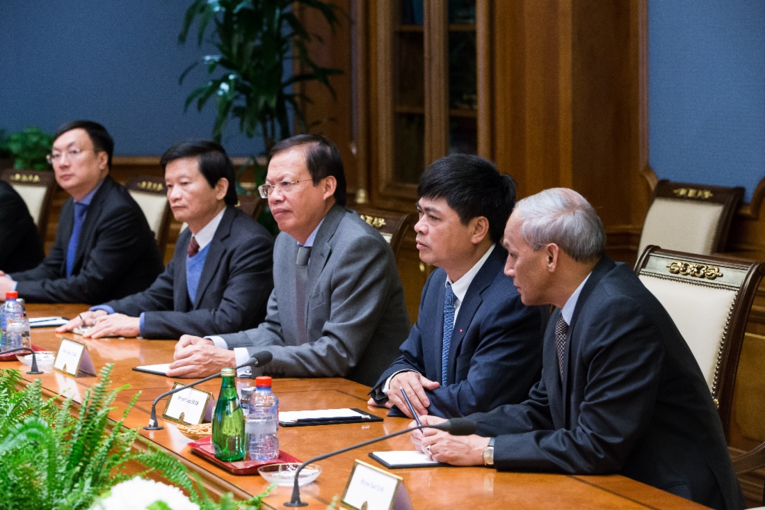 Nguyen Xuan Son (Zweiter von rechts) während des Treffens mit Alexey Miller