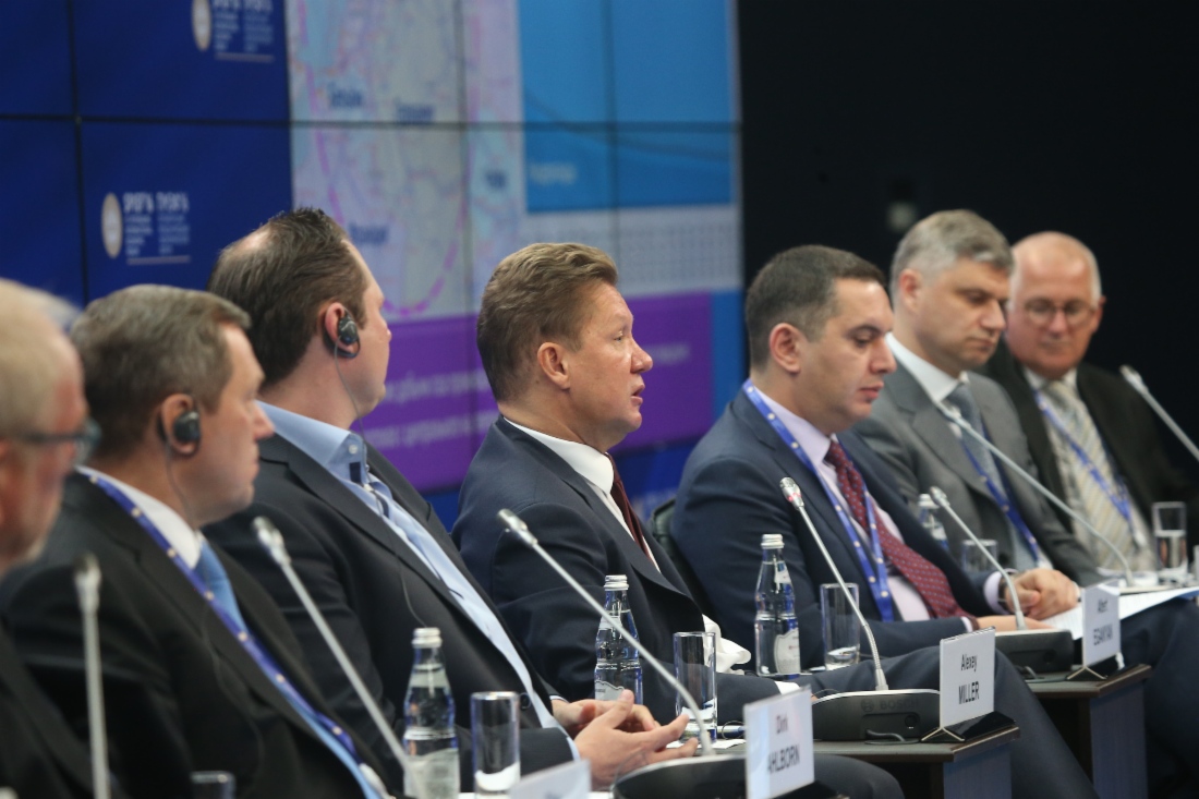 Alexey Miller spricht in der Podiumsdiskussion zum Thema „Geoökonomie großer Infrastrukturprojekte“ im Rahmen des Petersburger Internationalen Wirtschaftsforums