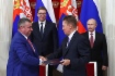 Alexey Miller (rechts) und der Generaldirektor des staatlichen Unternehmens Srbijagas und das Mitglied des Aufsichtsrates der Aktiengesellschaft Yugorosgaz, Dusan Bajatovic (links), unterzeichneten im Beisein des Präsidenten der Russischen Föderation, Vladimir Putin (hinten rechts), und des Präsidenten der Republik Serbien, Aleksandar Vucic (hinten links), eine Zusatzvereinbarung zum langfristigen Vertrag zwischen Gazprom Export und Yugorosgaz über russische Gaslieferungen nach Serbien. Foto: Vyacheslav Prokofiev, TASS