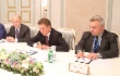Alexey Miller (in der Mitte) während des Treffens mit dem Minister für Außenwirtschaft und Auswärtige Angelegenheiten Ungarns, Peter Szijjarto
