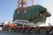 Verladung des Generators der Gasturbine für das Wärmekraftwerk Adler auf ein Schleppfahrzeug im Hafen Imeretinski
