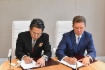 Tadashi Maeda, CEO und Executive Managing Director der Japan Bank for International Cooperation (JBIC), und Alexey Miller bei der Unterzeichnung des Memorandums of Understanding