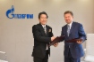 Tadashi Maeda, CEO und Executive Managing Director der Japan Bank for International Cooperation (JBIC), und Alexey Miller unterzeichneten ein Memorandum of Understanding