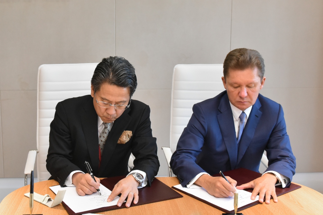 Tadashi Maeda, CEO und Executive Managing Director der Japan Bank for International Cooperation (JBIC), und Alexey Miller bei der Unterzeichnung des Memorandums of Understanding