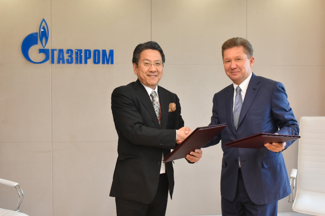 Tadashi Maeda, CEO und Executive Managing Director der Japan Bank for International Cooperation (JBIC), und Alexey Miller unterzeichneten ein Memorandum of Understanding