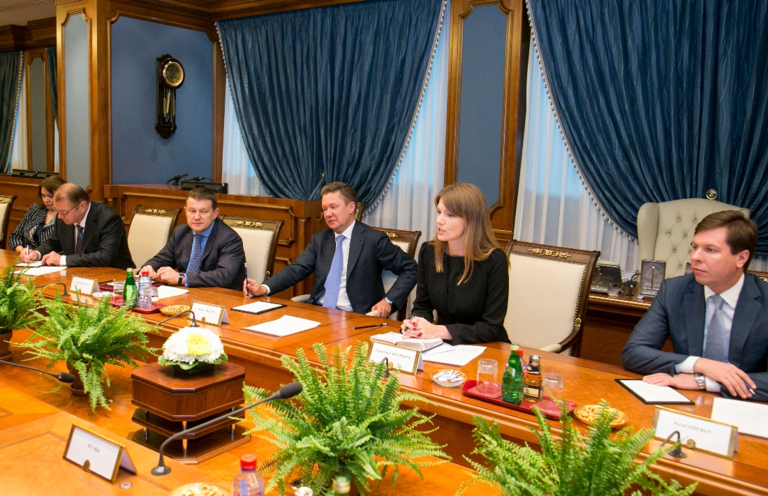 Alexey Miller (in der Mitte) während des Arbeitstreffens mit Jiang Jianqing