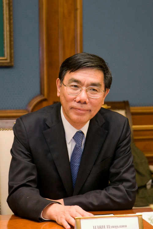 Jiang Jianqing während des Arbeitstreffens mit Alexey Miller