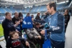 Sergey Semak, Cheftrainer der Zenit-Mannschaft, übergibt Geschenke an Projekt-Teilnehmer