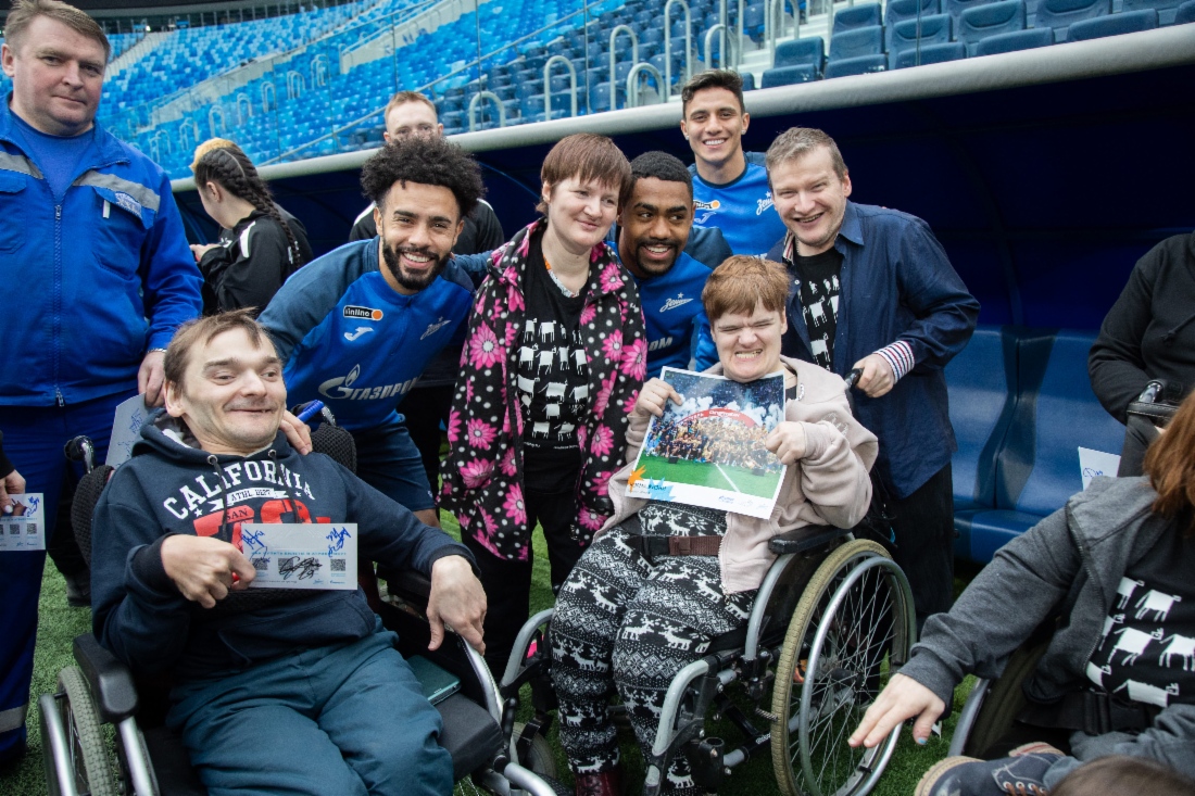 Erinnerungsfotos mit Stammspielern des Fußballklubs Zenit