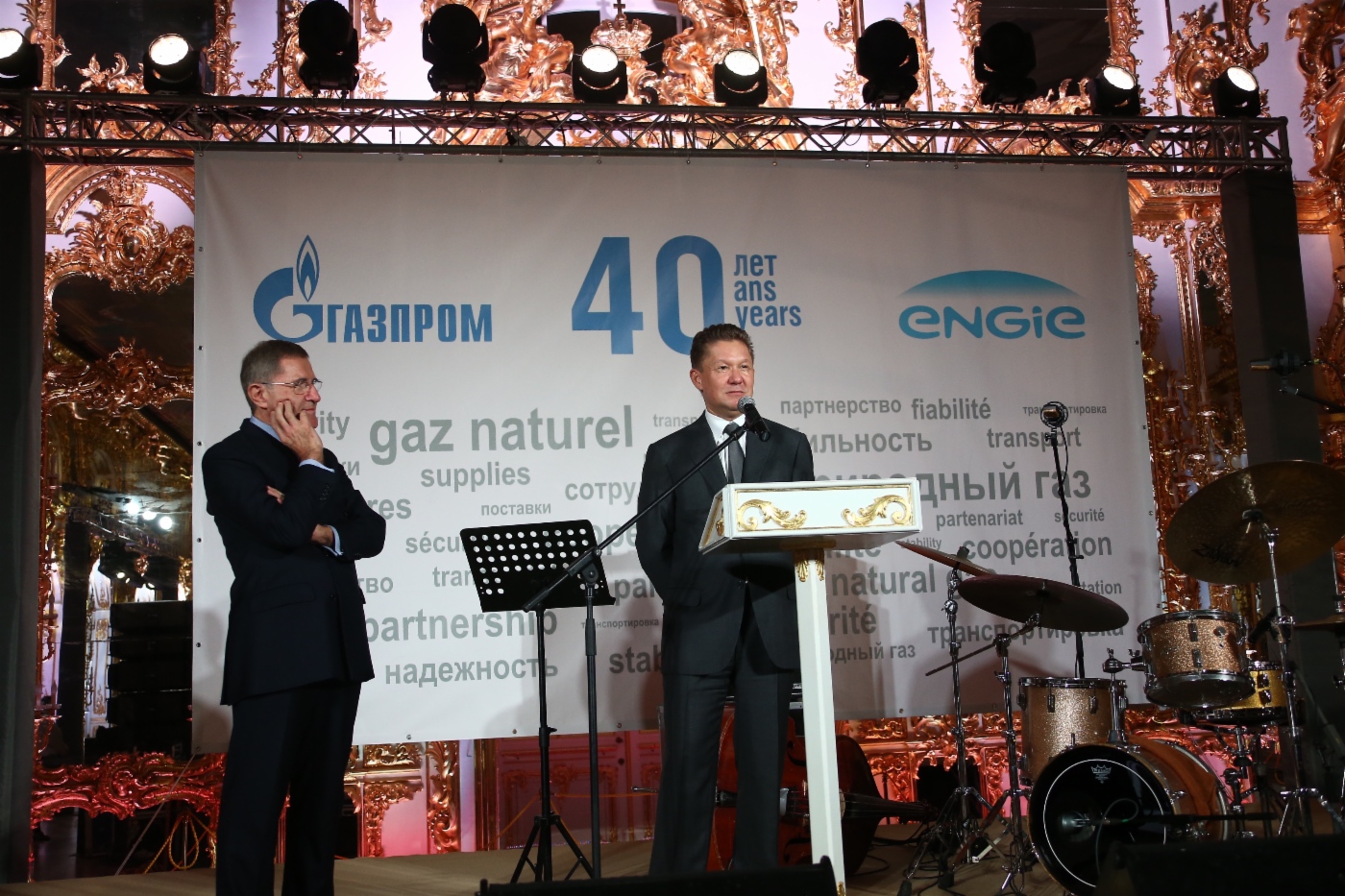 Der Vorsitzende und CEO des Konzerns ENGIE Gerard Mestrallet und Alexey Miller während der Begehung der 40. Wiederkehr der Unterzeichnung des ersten Vertrags über die Lieferung von russischem Erdgas nach Frankreich