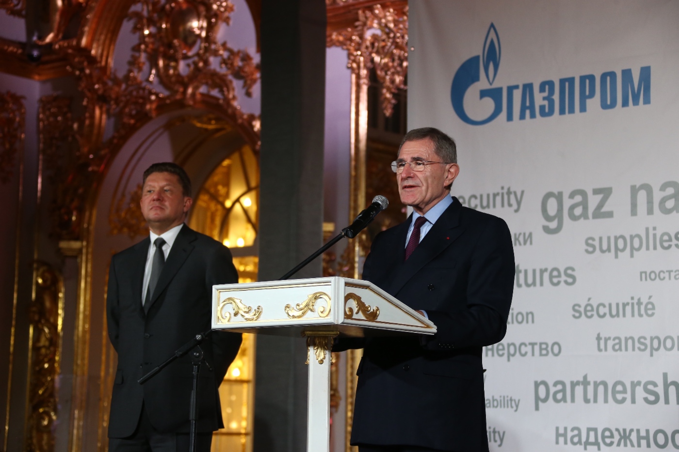 Der Vorsitzende und CEO des Konzerns ENGIE Gerard Mestrallet und Alexey Miller während der Begehung der 40. Wiederkehr der Unterzeichnung des ersten Vertrags über die Lieferung von russischem Erdgas nach Frankreich