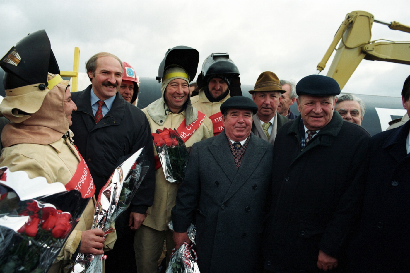 Mit Alexander Lukashenko bei der Verschweißung des ersten Rohrstoßes der Gaspipeline Jamal – Europa, 1996