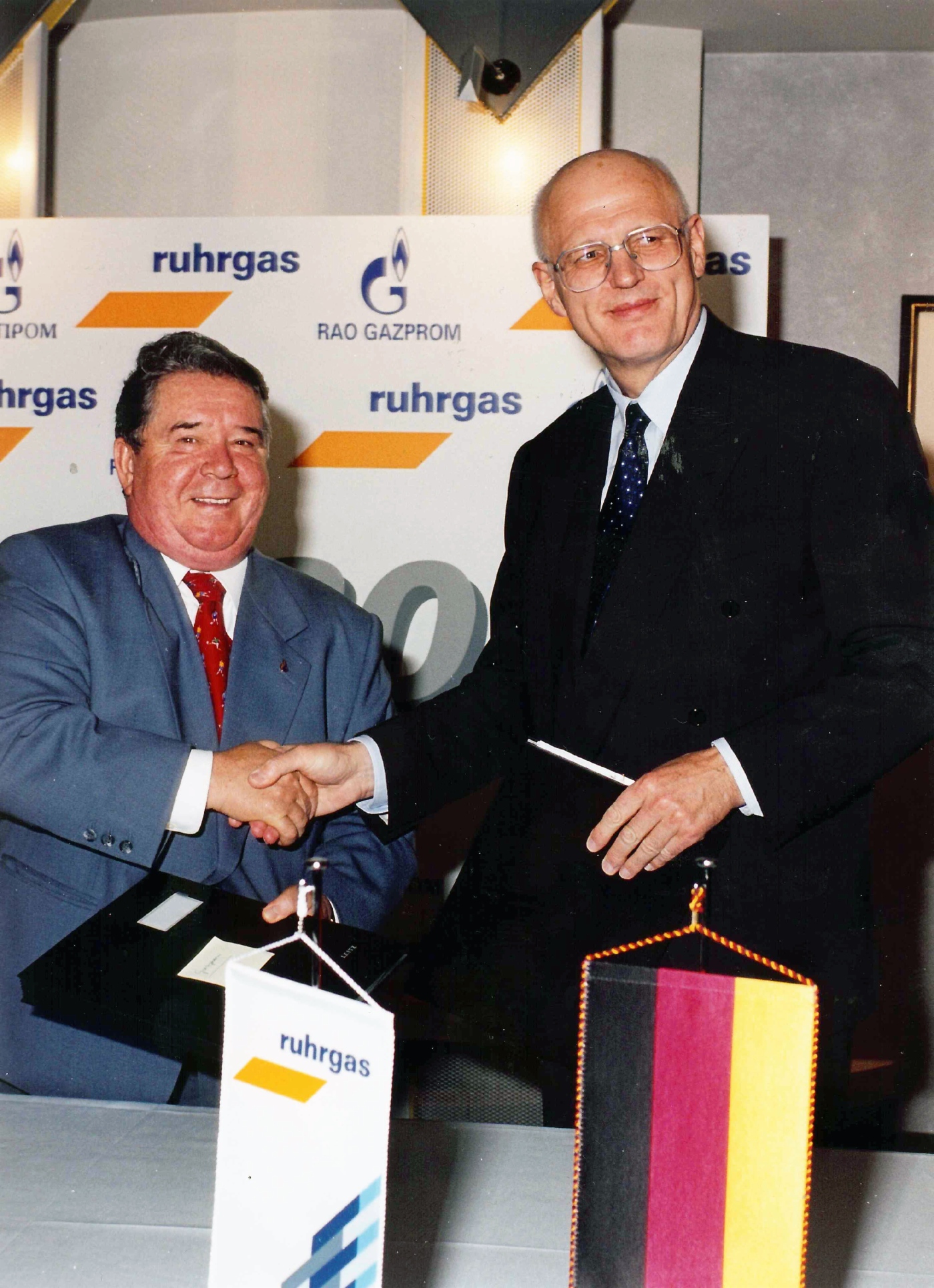 Mit dem Vorstandsvorsitzenden der Ruhrgas AG, Friedrich Späth, bei Feierlichkeiten zum 25. Jahrestag seit Beginn von russischen Gaslieferungen nach Deutschland, 1998