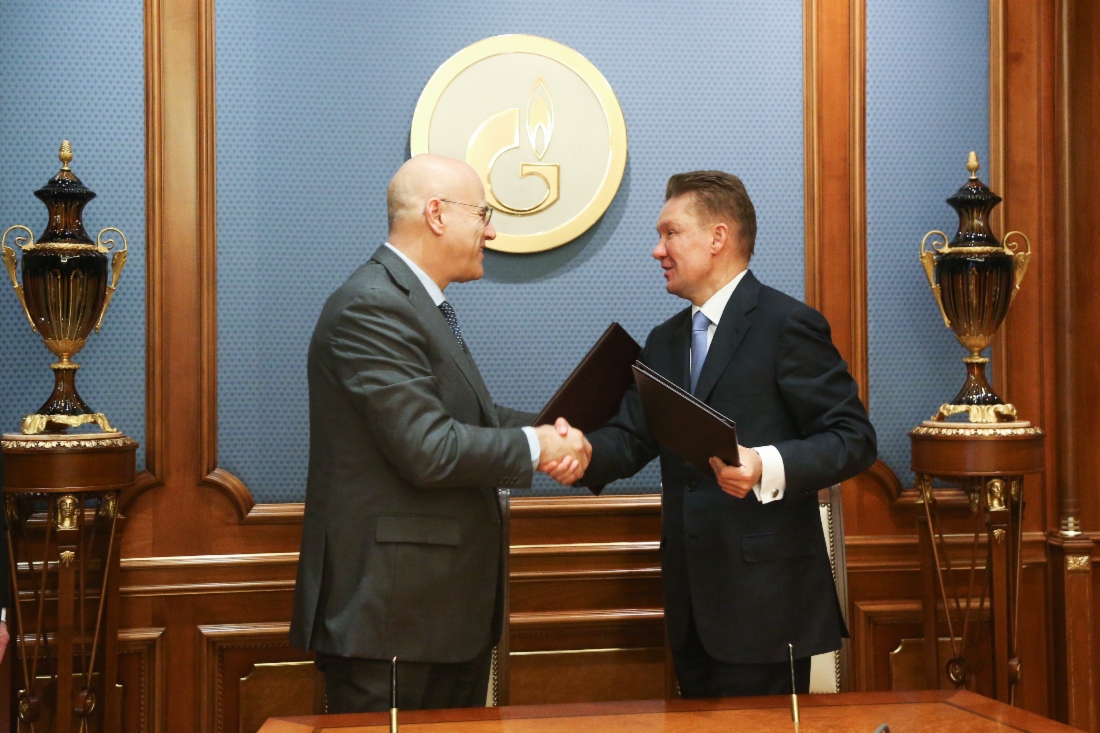 Claudio Descalzi, CEO des Konzerns Eni S.p.A, und Alexey Miller bei der Unterzeichnung des Memorandums of Understanding