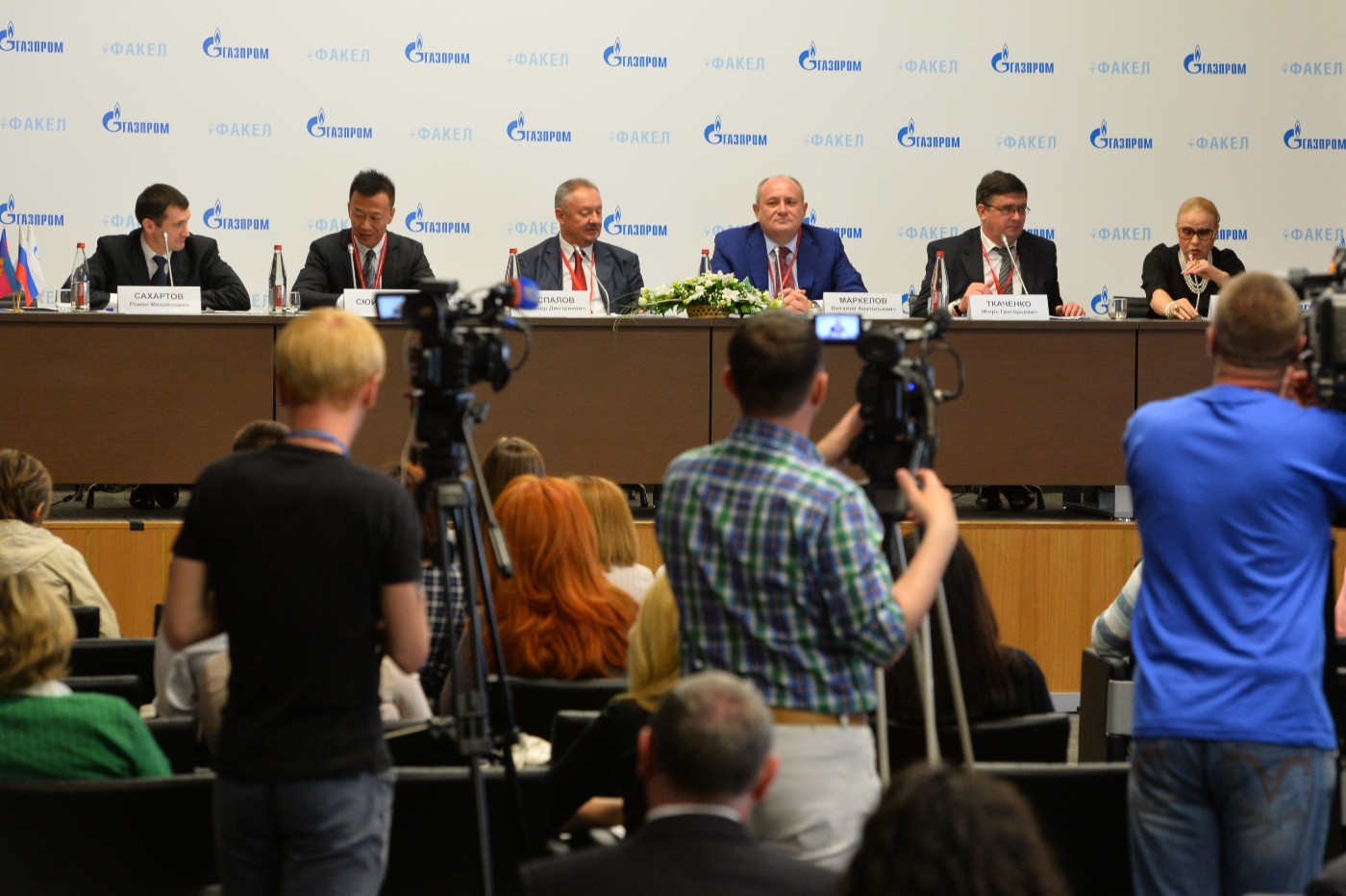 Stellvertretender Leiter eines Departments – Leiter einer Verwaltung der Gazprom Roman Sakhartov, Stellvertretender Chefvolkswirt des Departements Internationale Zusammenarbeit der CNPC, Xu Xiaoyn, Leiter eines Departments der Gazprom Alexander Bespalov, Stellvertretender Vorstandsvorsitzender der Gazprom Vitaly Markelov, Generaldirektor der Gazprom Transgaz Krasnodar Igor Tkachenko und Vorsitzende der Jury des Festivals, Volkskünstlerin der Russischen Föderation, Leiterin des Staatlichen Akademischen Russischen Volkschors M.E. Pjatnizkij Alexandra Permyakova während der Pressekonferenz anlässlich des Finales des Festivals