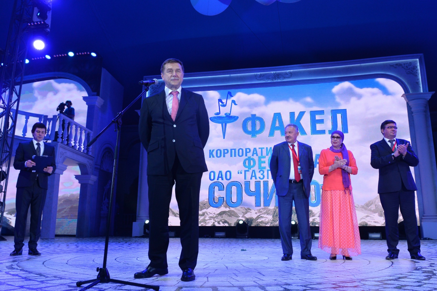 Stellvertretender Vorstandsvorsitzender der Gazprom Sergey Khomyakov wandte sich mit einer Grußansprache an die Teilnehmer und Gäste des Festivals