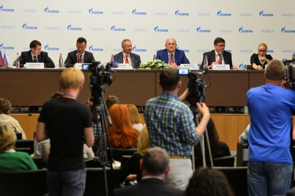 Stellvertretender Leiter eines Departments – Leiter einer Verwaltung der Gazprom Roman Sakhartov, Stellvertretender Chefvolkswirt des Departements Internationale Zusammenarbeit der CNPC, Xu Xiaoyn, Leiter eines Departments der Gazprom Alexander Bespalov, Stellvertretender Vorstandsvorsitzender der Gazprom Vitaly Markelov, Generaldirektor der Gazprom Transgaz Krasnodar Igor Tkachenko und Vorsitzende der Jury des Festivals, Volkskünstlerin der Russischen Föderation, Leiterin des Staatlichen Akademischen Russischen Volkschors M.E. Pjatnizkij Alexandra Permyakova während der Pressekonferenz anlässlich des Finales des Festivals