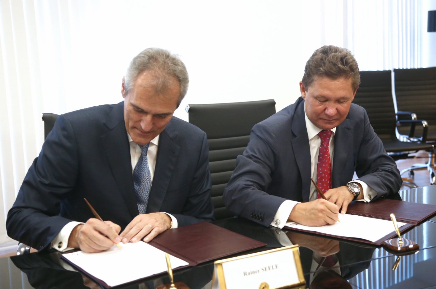 Der Vorstandsvorsitzende der OMV AG, Rainer Seele, und Alexey Miller unterzeichneten ein Abkommen zu den Konditionen eines möglichen Swap-Geschäfts