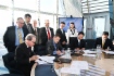 Im Vordergrund: Yan Tavrovsky, Präsident der Kommerzbark J.P. Morgan Bank International, Andrey Kruglov, Teiji Teramoto, Managing Executive Officer, Leiter des Bereichs für die EMEA-Region der Mizuho, und Tetsuro Imaeda, Leiter des Bereichs für die EMEA-Region der SMBC, unterzeichneten eine Vereinbarung über die Bereitstellung an Gazprom eines Kredits in Höhe von 800 Millionen Euro
