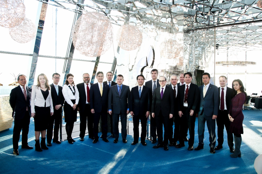 Gazprom, die japanischen Banken Mizuho Bank, Ltd. (Mizuho) und Sumitomo Mitsui Banking Corporation (SMBC) sowie die amerikanische JPMorgan Chase Bank, N.A. (J.P. Morgan) unterzeichneten eine Vereinbarung über die Bereitstellung eines Kredits in Höhe von 800 Millionen Euro