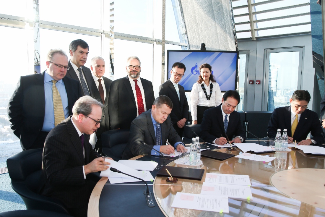 Im Vordergrund: Yan Tavrovsky, Präsident der Kommerzbark J.P. Morgan Bank International, Andrey Kruglov, Teiji Teramoto, Managing Executive Officer, Leiter des Bereichs für die EMEA-Region der Mizuho, und Tetsuro Imaeda, Leiter des Bereichs für die EMEA-Region der SMBC, unterzeichneten eine Vereinbarung über die Bereitstellung an Gazprom eines Kredits in Höhe von 800 Millionen Euro
