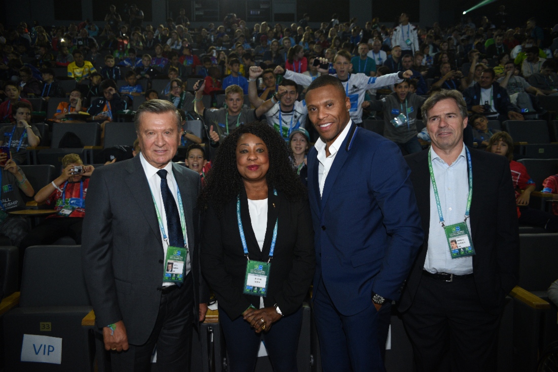 Viktor Zubkov, Fatma Samoura, der brasilianische Fußballspieler Julio Baptista und der FIFA-Handelsdirektor Philippe Le Floc’h nahmen an dem Fünften Internationalen Kinderforum Football for Friendship teil