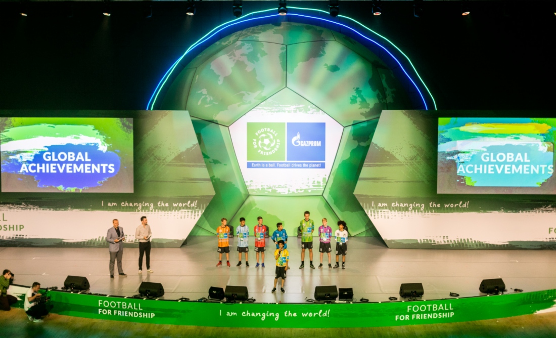 In Sankt Petersburg fand das Fünfte Internationale Kinderforum Football for Friendship mit jungen Teilnehmern aus 64 Ländern statt