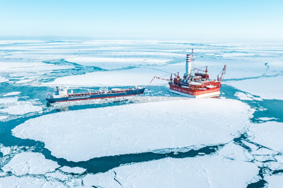 Erdölverschiffung von der eisfesten Bohrplattform Priraslomnaja in den Öltanker Mikhail Ulyanov