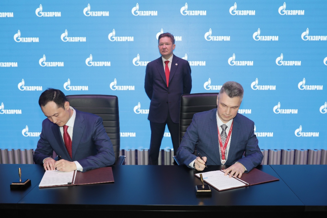 Im Rahmen des Petersburger Internationalen Wirtschaftsforums 2022 unterschrieben der Vorstandsvorsitzende des kasachischen Staatskonzerns QazaqGaz, Sanzhar Zharkeshov, und der Generaldirektor der Gazprom Pererabotka, Airat Ishmurzin, im Beisein von Alexey Miller einen Vertrag zwischen Gazprom Pererabotka und KazRosGas zur Verarbeitung von Gas aus der Lagerstätte Karatschaganakskoje in den Jahren 2022–2023