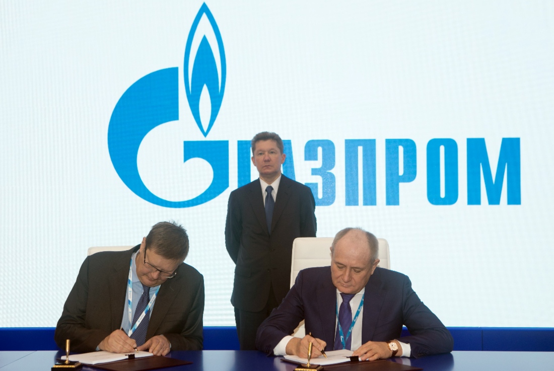 Im Rahmen des VIII. Petersburger Internationalen Gasforums unterzeichneten der Generaldirektor der United Engine Corporation (UEC), Alexander Artyukhov, und Vitaly Markelov im Beisein von Alexey Miller (hinten) ein Programm der Zusammenarbeit auf dem Gebiet der Versorgung von Gazprom mit zuverlässigen Gasturbinenanlagen in der Zeit bis 2030