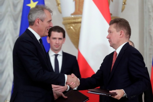 Rainer Seele und Alexey Miller bei der Unterzeichnung der Grundsatzvereinbarung über den Asset-Verkauf im Beisein von Sebastian Kurz und Vladimir Putin. Foto: TASS