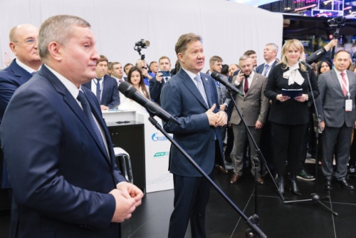 Andrey Bocharov, Gouverneur des Verwaltungsgebietes Wolgograd, Alexey Miller und Lyubov Brish, Generaldirektorin der Gazprom Helium Service