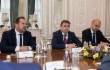 Der Aufsichtsratsvorsitzende und der Geschäftsführer der MVM, Gyorgy Kobor, und der außerordentliche und bevollmächtigte Botschafter der Republik Ungarn in der Russischen Föderation, Norbert Konkoly, während des Arbeitstreffens mit Alexey Miller