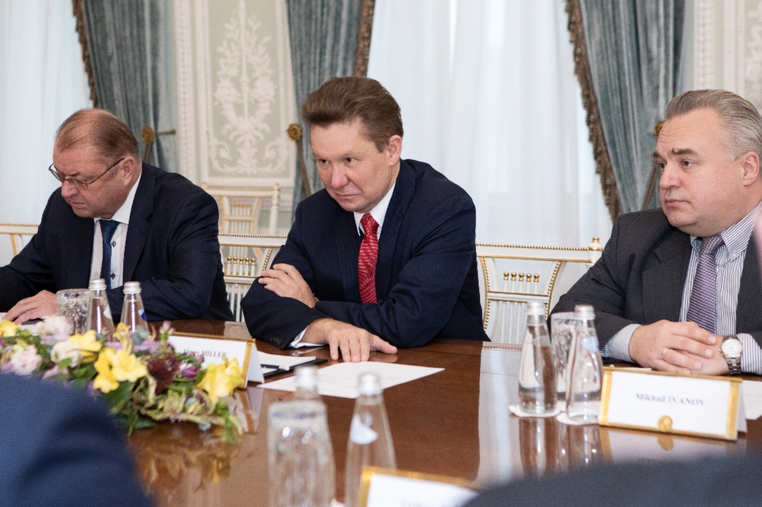 Alexey Miller (Mitte) während des Arbeitstreffens mit dem außerordentlichen und bevollmächtigten Botschafter der Republik Ungarn in der Russischen Föderation, Norbert Konkoly