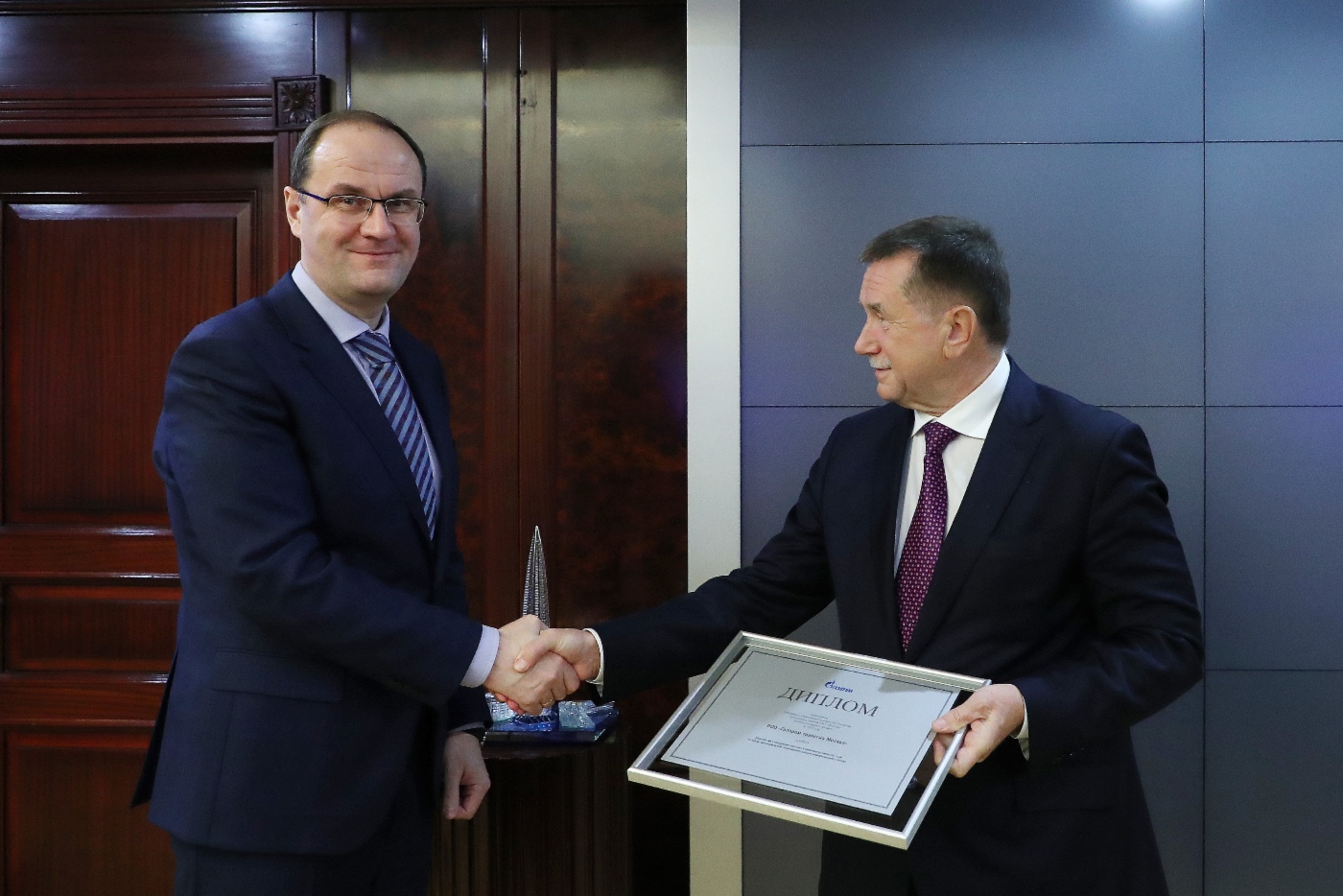 Sergey Khomyakov (rechts) gratulierte dem Generaldirektor der Gazprom Pererabotka, Marat Garaev, zur Auszeichnung