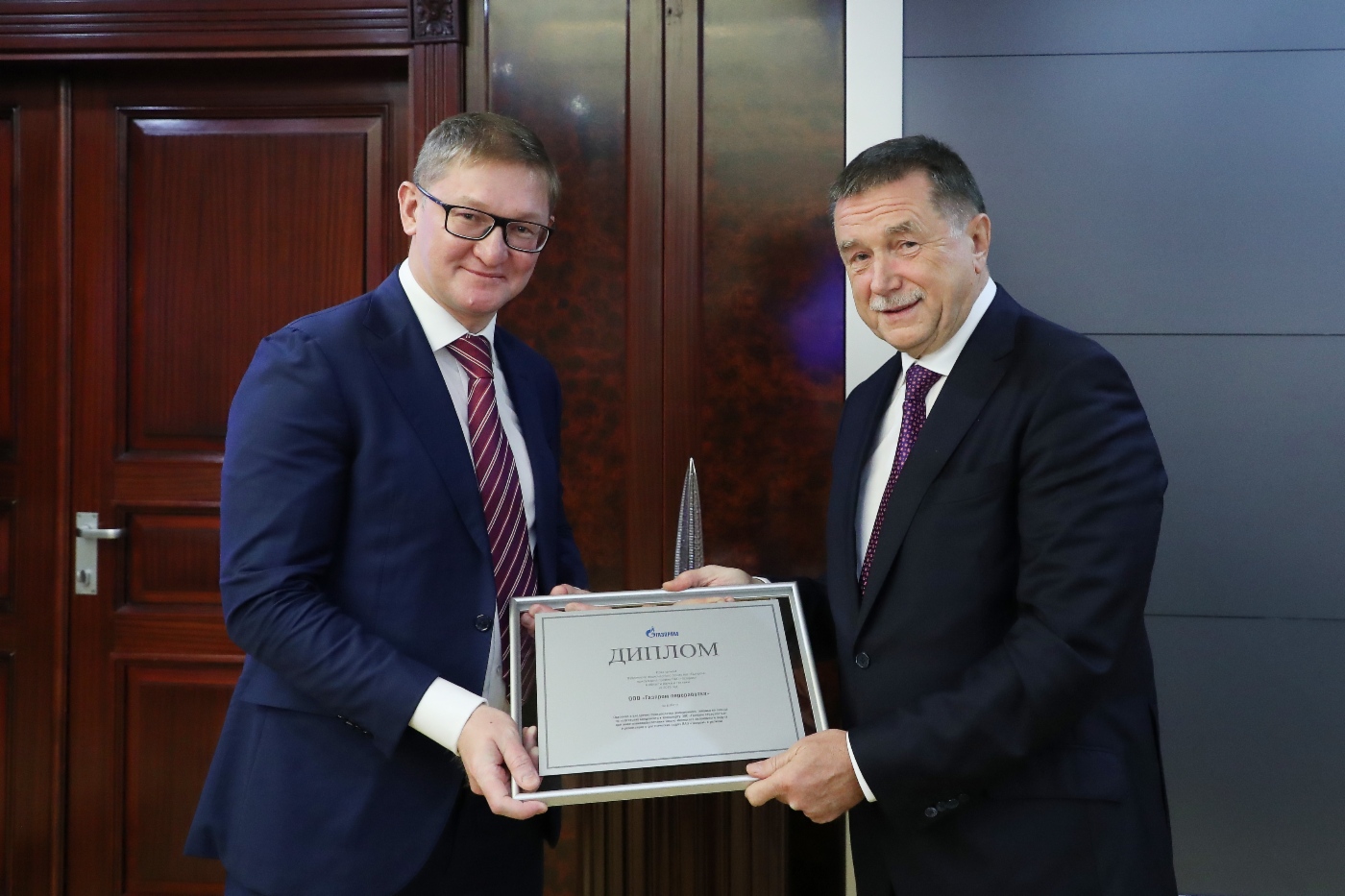 Sergey Khomyakov (rechts) gratulierte dem Chefingenieur und dem ersten stellvertretenden Generaldirektor der Gazprom Transgaz Ukhta, Stanislav Adamenko, zur Auszeichnung