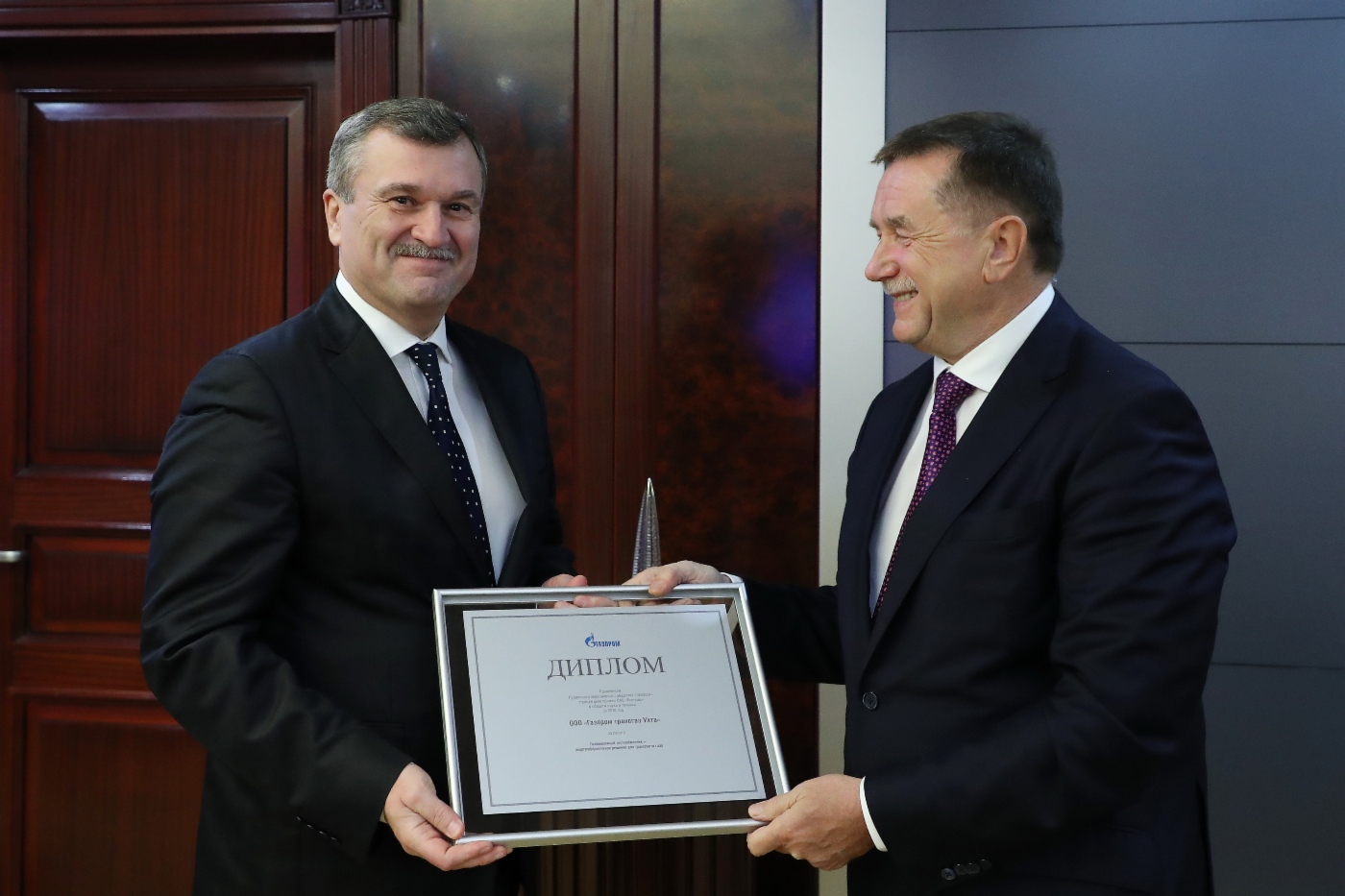 Sergey Khomyakov (rechts) gratulierte dem Chefingenieur und dem ersten stellvertretenden Generaldirektor der Gazprom Transgaz Ukhta, Stanislav Adamenko, zur Auszeichnung